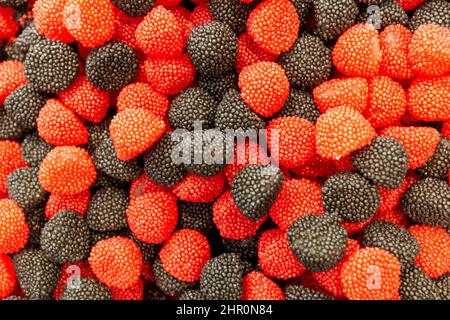 Pile de bonbons en forme de framboises et de mûres. Banque D'Images