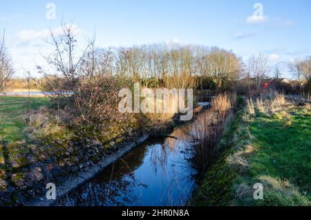 Ruisseau qui fait partie de la rivière Penk menant du lac supérieur à Perton, dans le Staffordshire du Sud Banque D'Images