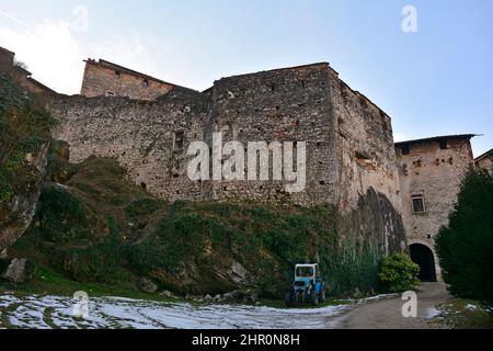 Le château historique de Pieta datant de 12th ans, près de Calliano, dans le Trentin-Haut-Adige, au nord-est de l'Italie Banque D'Images