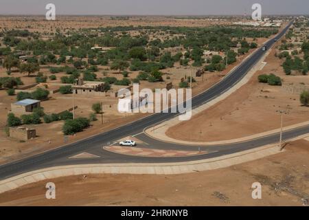 La nouvelle route pavée de RN2 a facilité les voyages dans le nord du Sénégal, en Afrique de l'Ouest. Banque D'Images