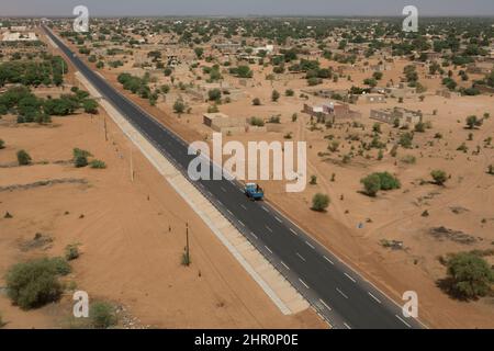 La nouvelle route pavée de RN2 a facilité les voyages dans le nord du Sénégal, en Afrique de l'Ouest. Banque D'Images