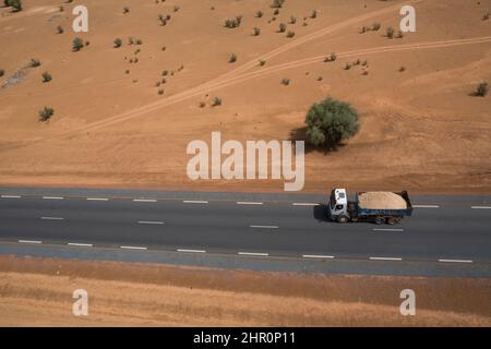 La nouvelle route pavée de RN2 a facilité les voyages dans le nord du Sénégal, en Afrique de l'Ouest. Banque D'Images