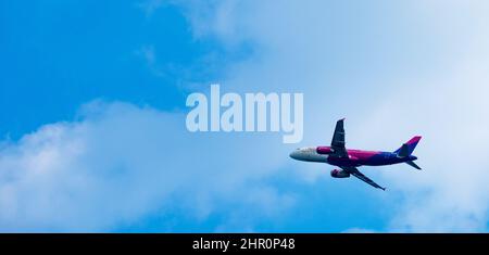 Wizz Air Airbus A320-232 avec immatriculation HA-LPM à ciel bleu Banque D'Images