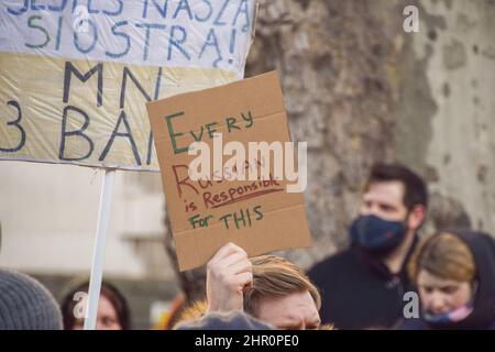 Londres, Royaume-Uni. 24th février 2022. Des manifestants se sont rassemblés devant Downing Street pour protester contre l'invasion russe de l'Ukraine et ont appelé le gouvernement britannique à aider l'Ukraine et à imposer des sanctions supplémentaires à la Russie. Credit: Vuk Valcic/Alamy Live News Banque D'Images