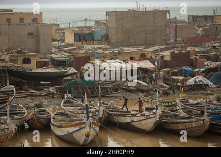 Les pirogues accostent le long de la côte du fleuve Sénégal à Saint Louis, Sénégal, Afrique de l'Ouest. Banque D'Images