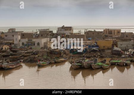 Les pirogues accostent le long de la côte du fleuve Sénégal à Saint Louis, Sénégal, Afrique de l'Ouest. Banque D'Images