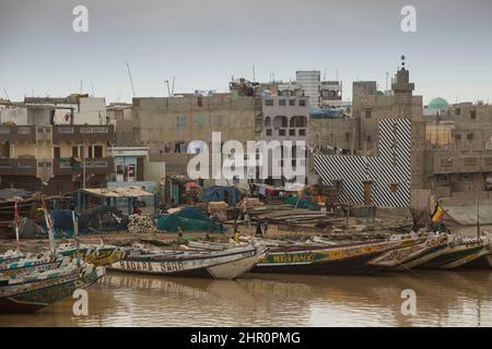 Les pirogues accostent le long de la côte du fleuve Sénégal à Saint Louis, Sénégal, Afrique de l'Ouest. Banque D'Images