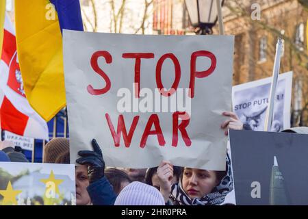 Londres, Royaume-Uni. 24th février 2022. Des manifestants se sont rassemblés devant Downing Street pour protester contre l'invasion russe de l'Ukraine et ont appelé le gouvernement britannique à aider l'Ukraine et à imposer des sanctions supplémentaires à la Russie. Credit: Vuk Valcic/Alamy Live News Banque D'Images