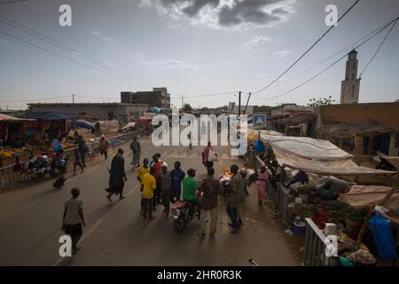 Route très fréquentée le long du marché de Thiele Boubacar dans le nord du Sénégal, en Afrique de l'Ouest. Banque D'Images