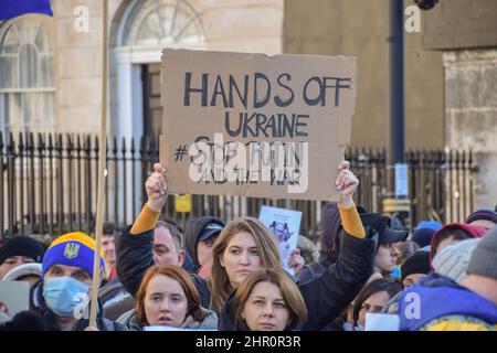 Londres, Royaume-Uni. 24th février 2022. Des manifestants se sont rassemblés devant Downing Street pour protester contre l'invasion russe de l'Ukraine et ont appelé le gouvernement britannique à aider l'Ukraine et à imposer des sanctions supplémentaires à la Russie. Credit: Vuk Valcic/Alamy Live News Banque D'Images