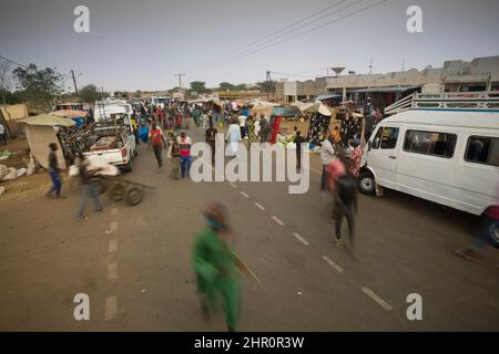 Route très fréquentée le long du marché de Thiele Boubacar dans le nord du Sénégal, en Afrique de l'Ouest. Banque D'Images