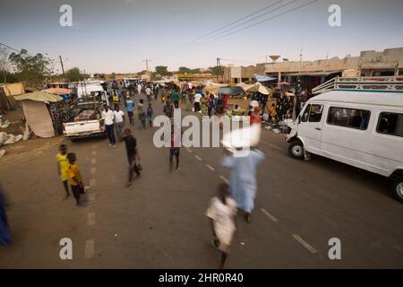 Route très fréquentée le long du marché de Thiele Boubacar dans le nord du Sénégal, en Afrique de l'Ouest. Banque D'Images