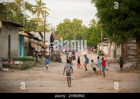 Les enfants jouent au football dans la ville de Ziguinchor, dans le sud du Sénégal, en Afrique de l'Ouest. Banque D'Images