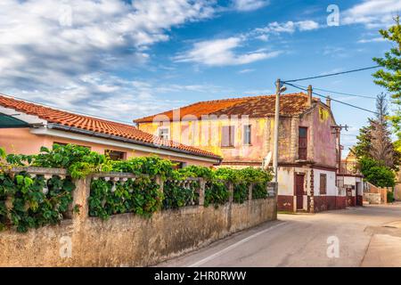 Ancienne maison en pierre dans le village de Privlaka dans le comté de Zadar en Croatie, en Europe. Banque D'Images