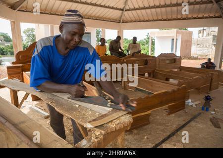 Homme adulte menuiserie africaine en bois dans un atelier de menuiserie à Kolda, Sénégal, Afrique de l'Ouest. Banque D'Images