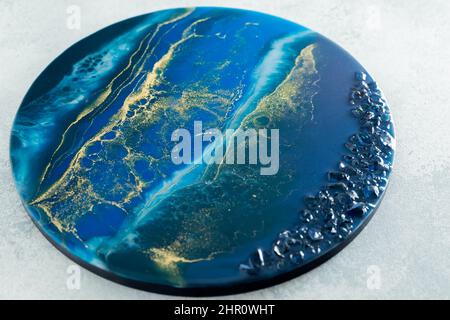 Art. Résine composition d'art époxy avec des couleurs et des pierres bleues Banque D'Images