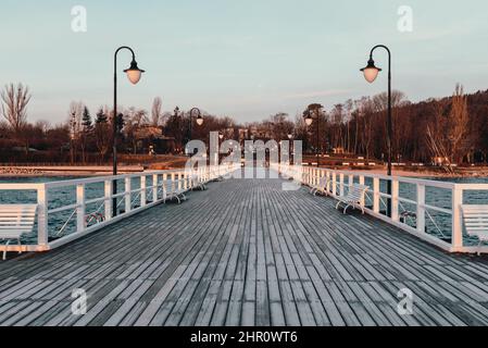 Jetée en bois à Gdynia Orlobo. Tôt le matin sur la mer Baltique. Pologne, Europe. Banque D'Images