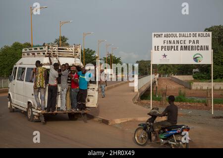 Un panneau portant la mention « Abdoul Diallo du pont Kolda financé par le peuple américain » se trouve sur le côté du pont Kolda à Kolda Sénégal, en Afrique de l'Ouest. Banque D'Images