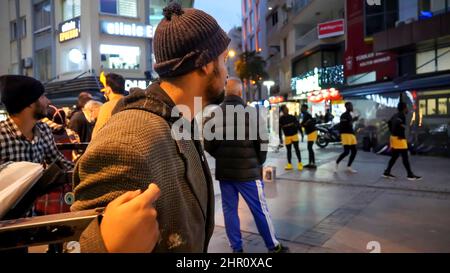 Izmir, Turquie, Turquie. 21st févr. 2022. La vie quotidienne avec des personnes aléatoires de différents niveaux culturel et économique dans le quartier le plus populaire d'Izmir à Alsancak en Turquie. (Credit image: © Idil Toffolo/Pacific Press via ZUMA Press Wire) Banque D'Images