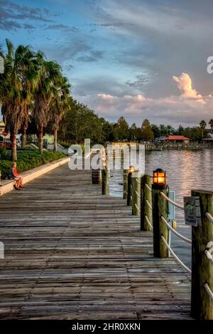 Promenade sur le lac Sumter Landing dans les villages de Sundown Banque D'Images