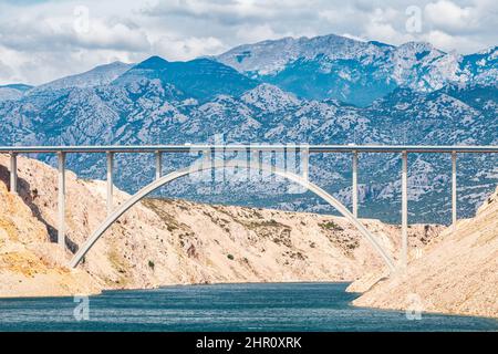 Vue sur Novsko Zdrilo, le détroit de la mer Adriatique en Croatie entre la mer de Novigrad (une baie de l'Adriatique) et le canal Velebit. Banque D'Images