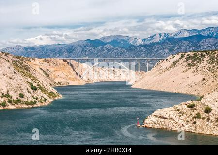 Vue sur Novsko Zdrilo, le détroit de la mer Adriatique en Croatie entre la mer de Novigrad (une baie de l'Adriatique) et le canal Velebit. Banque D'Images