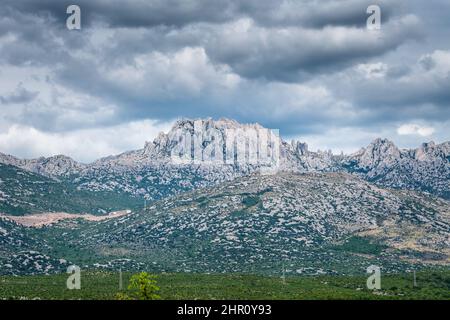 Tulove Grede (poutres de Tule), massif calcaire rocheux situé dans le Parc naturel Velebit en Croatie, en Europe. Banque D'Images