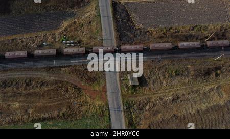 Vue de dessus train de marchandises passant le passage de chemin de fer. Survol de la vue aérienne de Drone Banque D'Images