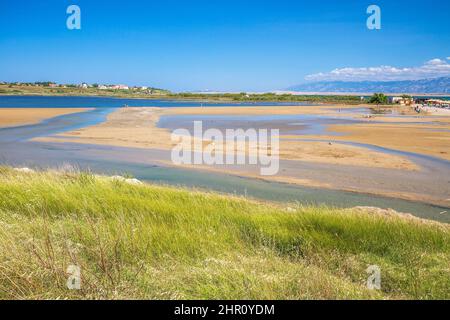 La plage de la Reine avec de la boue péloïde médicinale dans la ville de Nin, le comté de Zadar en Croatie, en Europe. Banque D'Images