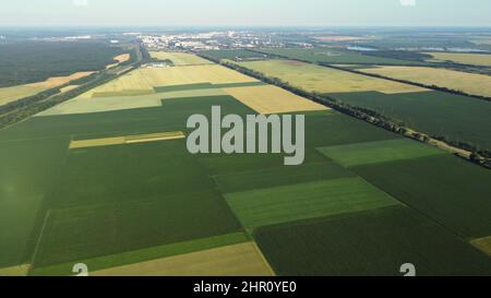 Vol aérien avec vue sur différents champs agricoles Banque D'Images