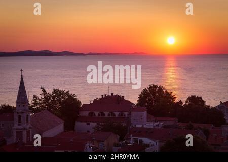 Magnifique coucher de soleil sur la mer Adriatique à la ville croate de Zadar, Europe. Banque D'Images