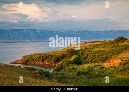 Paysage de mer avec des montagnes sur fond au coucher du soleil, île de Vir en Croatie, Europe. Banque D'Images