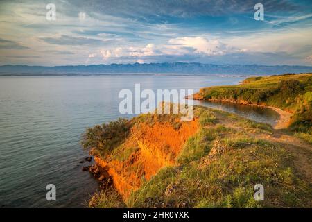 Paysage de mer avec des montagnes sur fond au coucher du soleil, île de Vir en Croatie, Europe. Banque D'Images