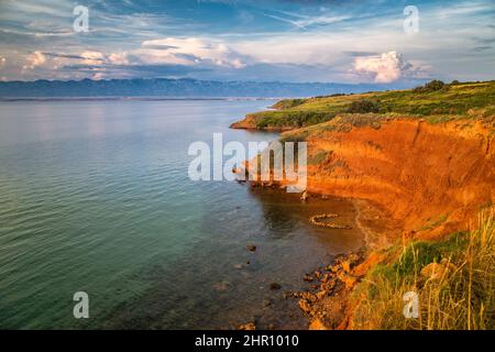 Paysage de mer avec des montagnes sur fond au coucher du soleil, île de Vir en Croatie, Europe. Banque D'Images