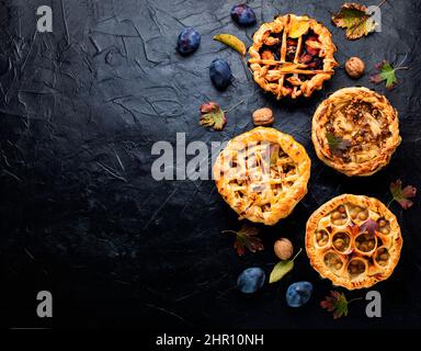 Tartes d'automne faites maison avec poire, pomme, raisin et prune.gâteau de fruits de saison.espace pour le texte Banque D'Images