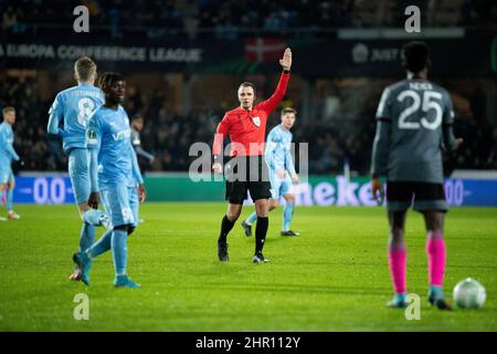 Randers, Danemark. 24th févr. 2022. Arbitre Irfan Peljto vu lors du match de l'UEFA Europa Conference League entre Randers FC et Leicester City au Cepeus Park à Randers. (Crédit photo : Gonzales photo/Alamy Live News Banque D'Images