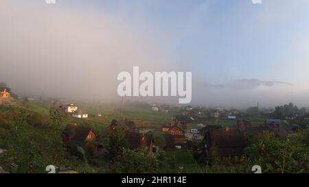 Le brouillard matinal se dissipe dans les montagnes des Carpates. Brouillard matinal Banque D'Images