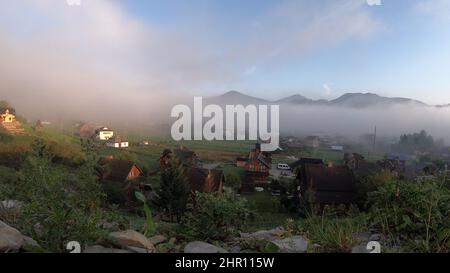 Le brouillard matinal se dissipe dans les montagnes des Carpates. Banque D'Images