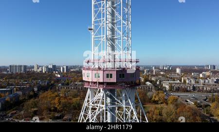 Se lever le long de la tour des télécommunications et de la radiodiffusion Banque D'Images