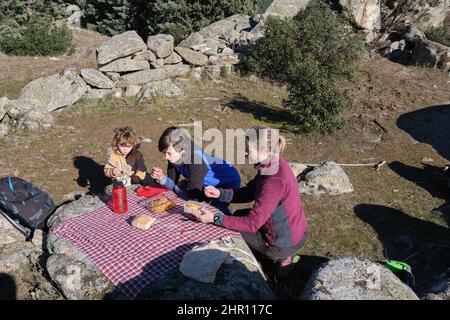 Un randonneur familial ayant une pause déjeuner sur la nature Banque D'Images