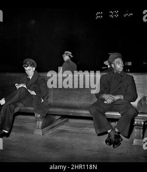 Deux marins dans la salle d'attente principale en attente de train, Union Station, Chicago, Illinois, États-Unis, Jack Delano, Office of War information des États-Unis/États-Unis Administration de la sécurité agricole, janvier 1943 Banque D'Images