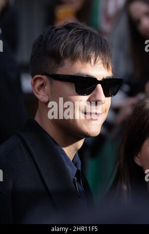 Milan, Italie. 24th févr. 2022. Paulo Dybala est vu au salon de la mode Emporio Armani lors de la semaine de la mode de Milan automne/hiver 2022/2023 le 24 février 2022 à Milan, Italie. Photo: Cinzia Camela. Crédit : Agence photo indépendante/Alamy Live News Banque D'Images