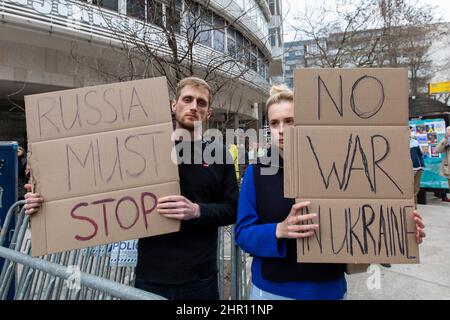 Lisbonne, Portugal. 24th févr. 2022. Des manifestants ont vu tenir des pancartes exprimant leur opinion pendant la manifestation.des centaines de manifestants ont protesté contre l'invasion de l'Ukraine devant l'ambassade de Russie au Portugal. Crédit : SOPA Images Limited/Alamy Live News Banque D'Images