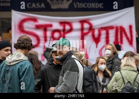 Lisbonne, Portugal. 24th févr. 2022. Des centaines de manifestants ont protesté contre l'invasion de l'Ukraine devant l'ambassade de Russie au Portugal. Crédit : SOPA Images Limited/Alamy Live News Banque D'Images