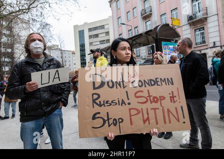 Lisbonne, Portugal. 24th févr. 2022. Des manifestants ont vu tenir des pancartes exprimant leur opinion pendant la manifestation.des centaines de manifestants ont protesté contre l'invasion de l'Ukraine devant l'ambassade de Russie au Portugal. Crédit : SOPA Images Limited/Alamy Live News Banque D'Images