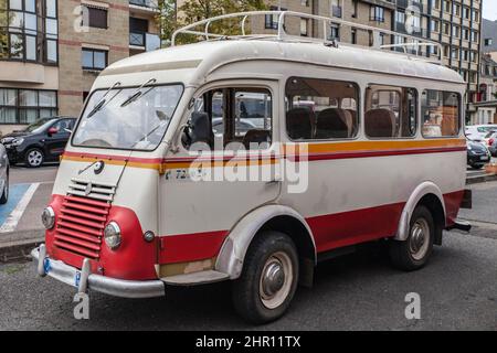 Autobus ancien garé à proximité du marché de la halle Georges Brassens Banque D'Images