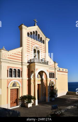 La façade de l'église dédiée à Saint Pancras dans le village de Conca dei Marini en Italie. Banque D'Images