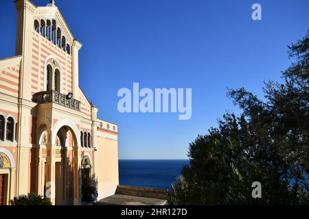 La façade de l'église dédiée à Saint Pancras dans le village de Conca dei Marini en Italie. Banque D'Images