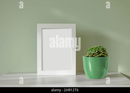 cadre vide et pot de fleur vert en lumière naturelle sur table grise Banque D'Images