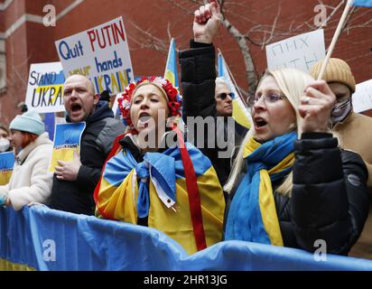 New York, États-Unis. 24th févr. 2022. Les manifestants soutiennent l'Ukraine lorsqu'ils tiennent un rassemblement devant l'ambassade de Russie à New York le jeudi 24 février 2022. La Russie a commencé une opération militaire hier avec des troupes et des missiles lancés en Ukraine. Photo de John Angelillo/UPI crédit: UPI/Alay Live News Banque D'Images